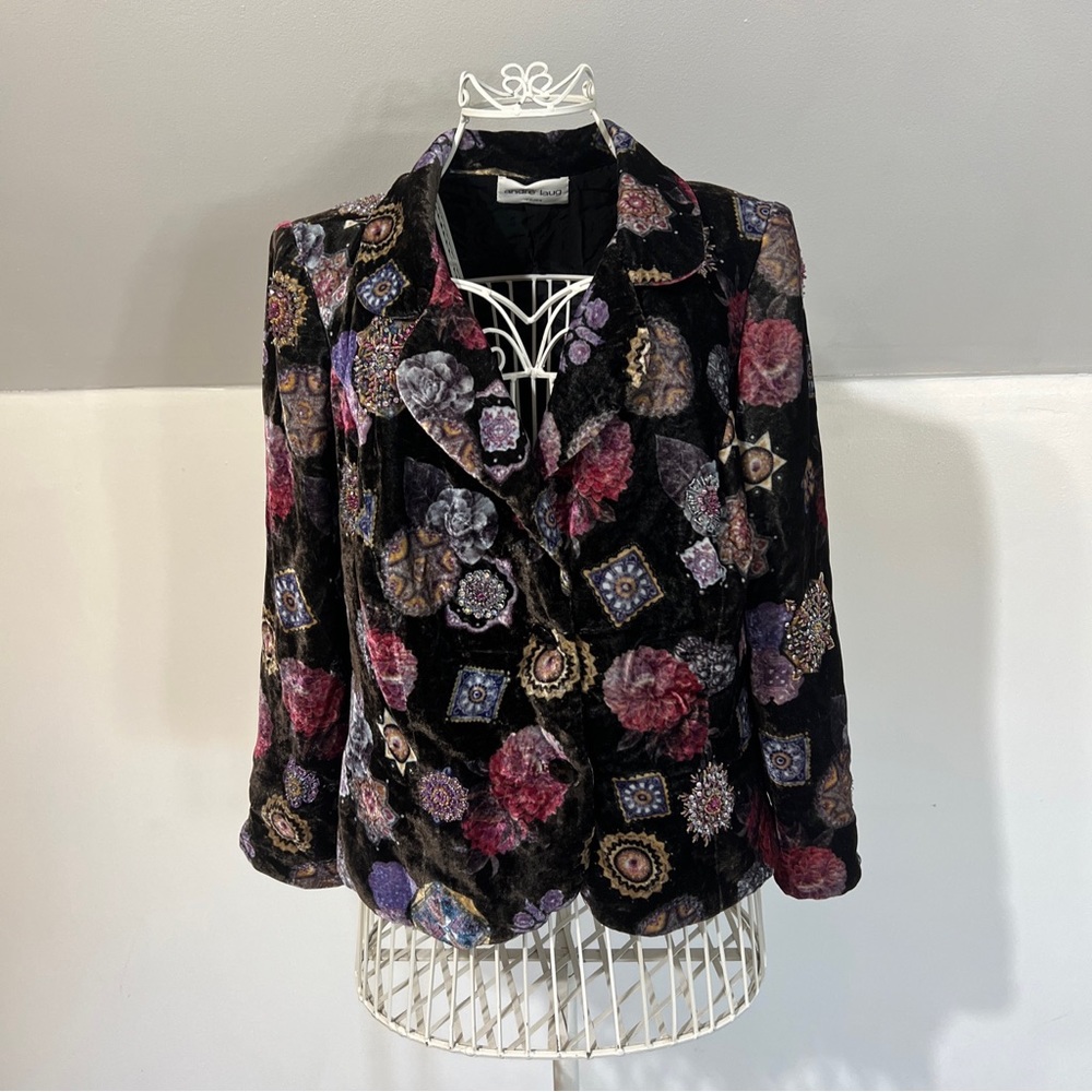 Vintage pre owned in very good cond. Velvet Andre Laug Blazer with Rhinestones